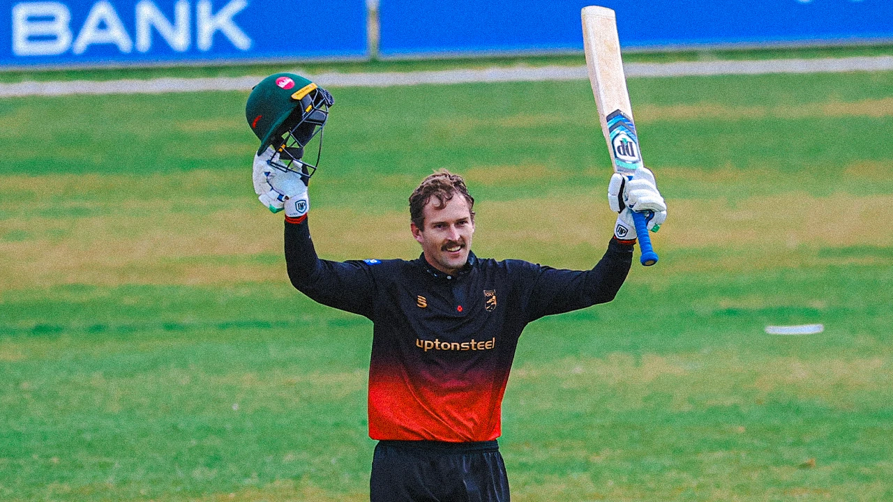 Ruan de Swardt Extends Foxes Stay Until 17 August